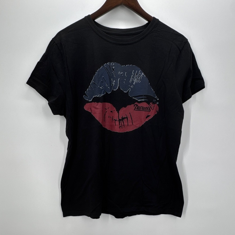 New England Patriots Womens Lips Graphic T-Shirt Black NFL Game Day Fan Apparel
